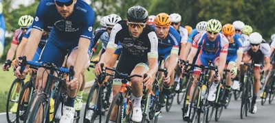 球迷们在体育酒吧热烈讨论比赛