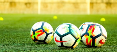 足球比赛高清直播画面，球员正在激烈拼抢